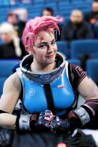 Illustration for article titled Zarya Cosplay Flexes Some Muscles